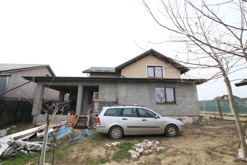Casă individuală cu 4 camere cu Teren 1000 Mp în Costi