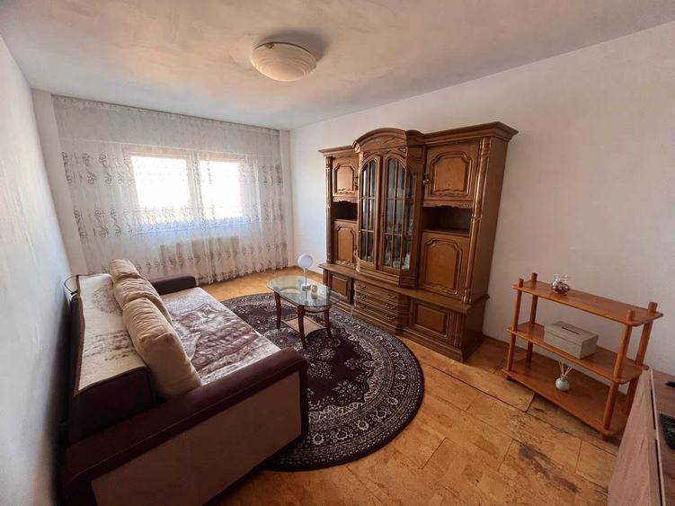 Apartament cu 3 camere decomandat în Calea București