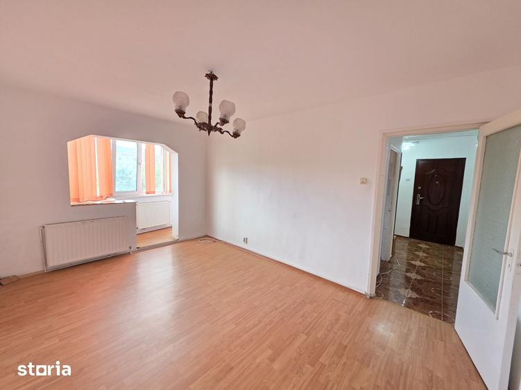 Apartament cu 3 camere decomandat în Astra
