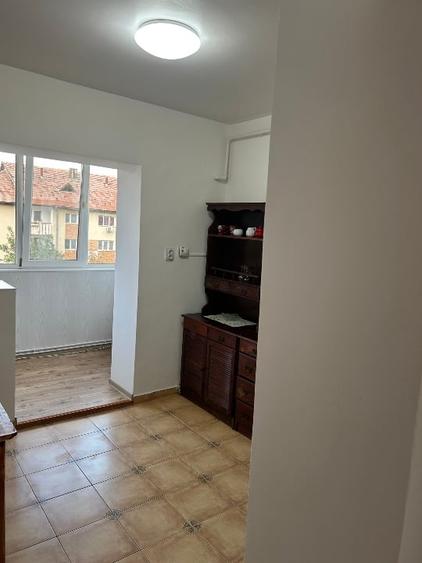 Apartament cu 3 camere decomandat, mobilat în Lenin