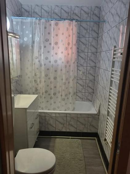 Apartament cu 3 camere semidecomandat, mobilat în Titan