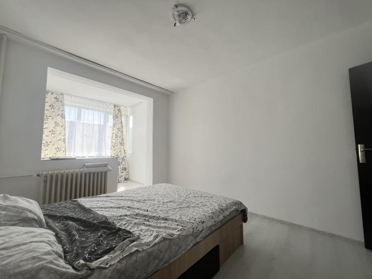Apartament cu 3 camere semidecomandat, mobilat în Girocului