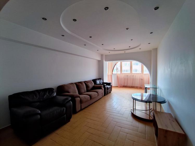 Apartament cu 4 camere decomandat, mobilat în Trocadero