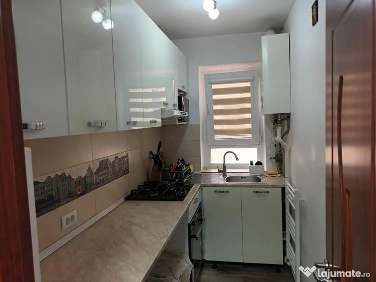 Apartament cu 2 camere semidecomandat în 9 Mai