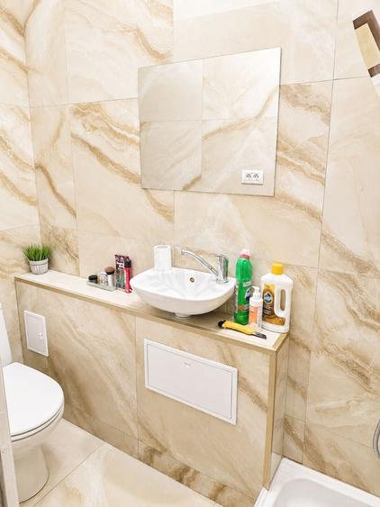 Apartament cu 3 camere semidecomandat, mobilat în Central