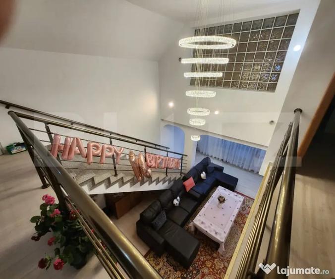 Casă cu 9 camere cu Teren 1500 Mp în Criș
