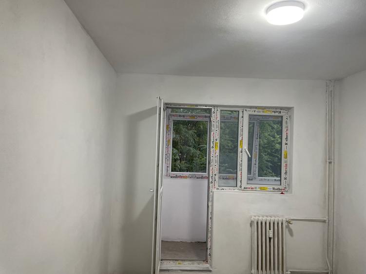 Apartament cu 4 camere semidecomandat în Malu Roșu