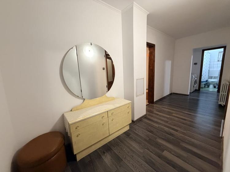 Apartament cu 4 camere decomandat, mobilat în 1 Mai
