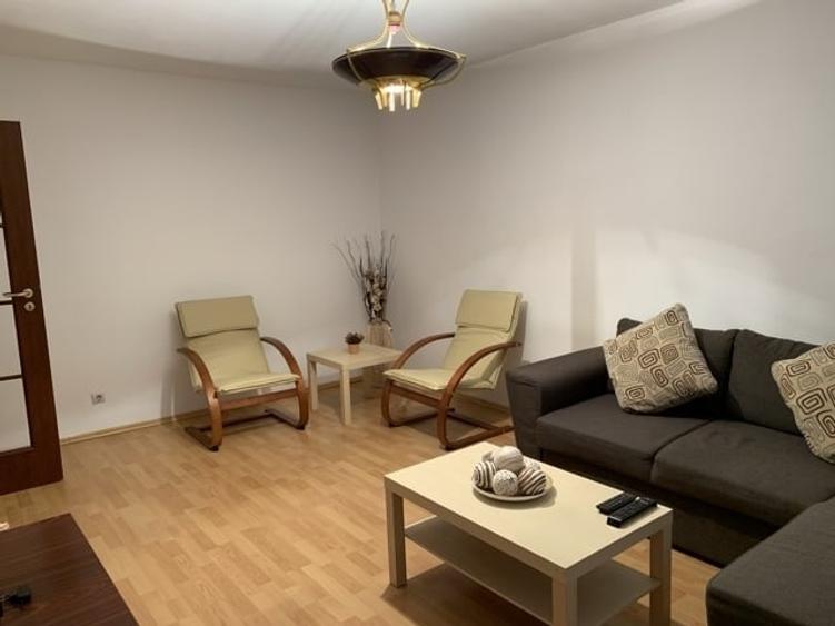 Apartament cu 3 camere decomandat, mobilat în P-ța Victoriei