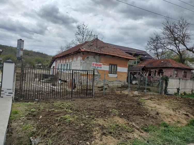 Casă cu 3 camere în Scăești