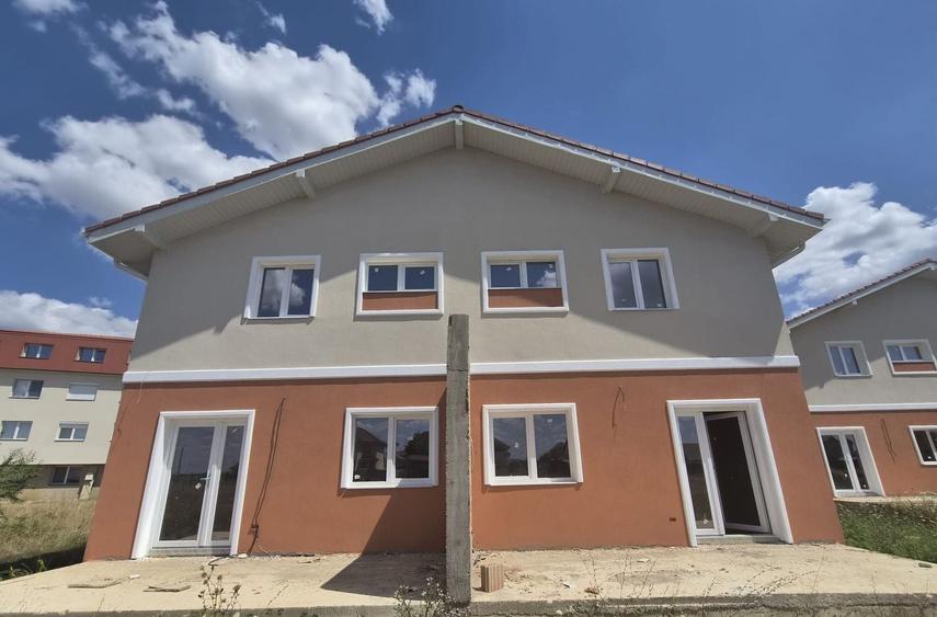 Duplex cu 5 camere cu Canalizare în Giroc