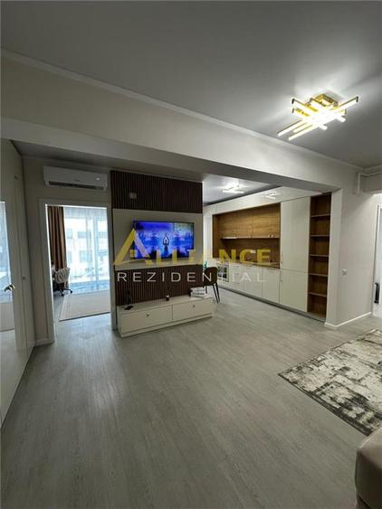 Apartament cu 3 camere semidecomandat, mobilat în Central