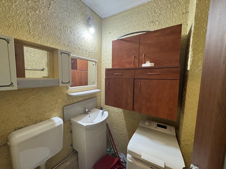Apartament cu 3 camere decomandat, mobilat în Vitan