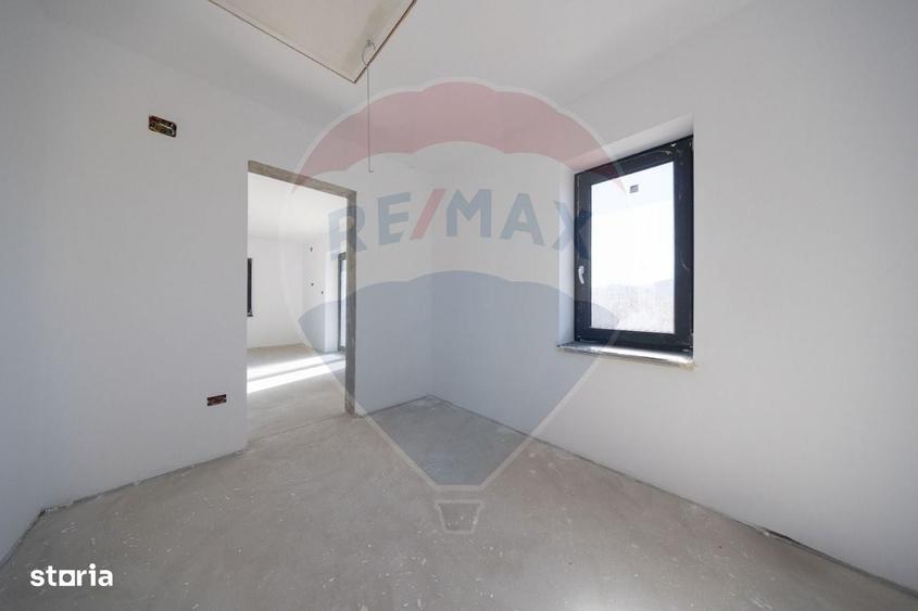 Casă cu 4 camere cu Teren 491 Mp în Noua