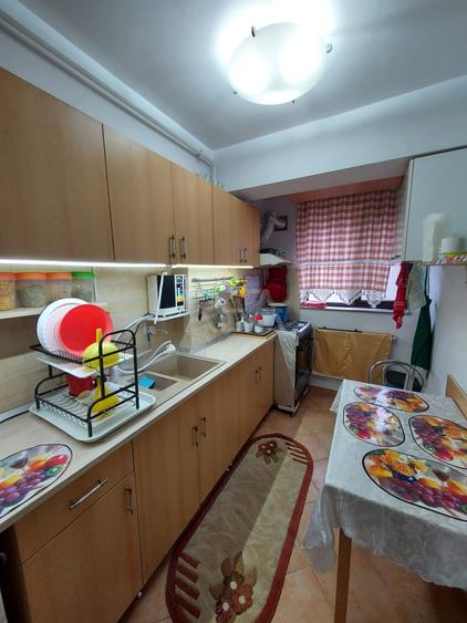 Apartament cu 3 camere decomandat, mobilat în Titan