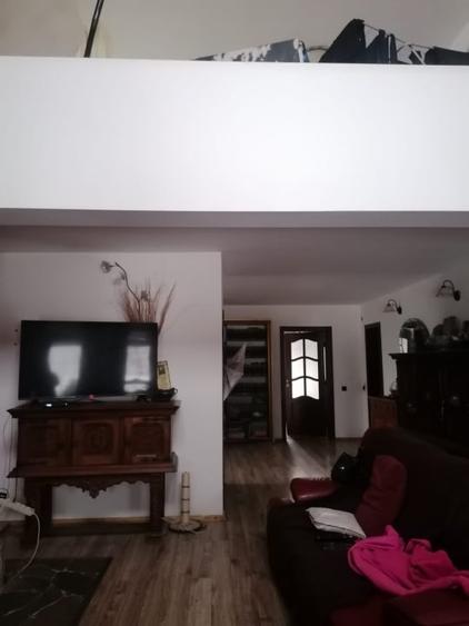 Casă individuală cu 5 camere cu Canalizare în Traian