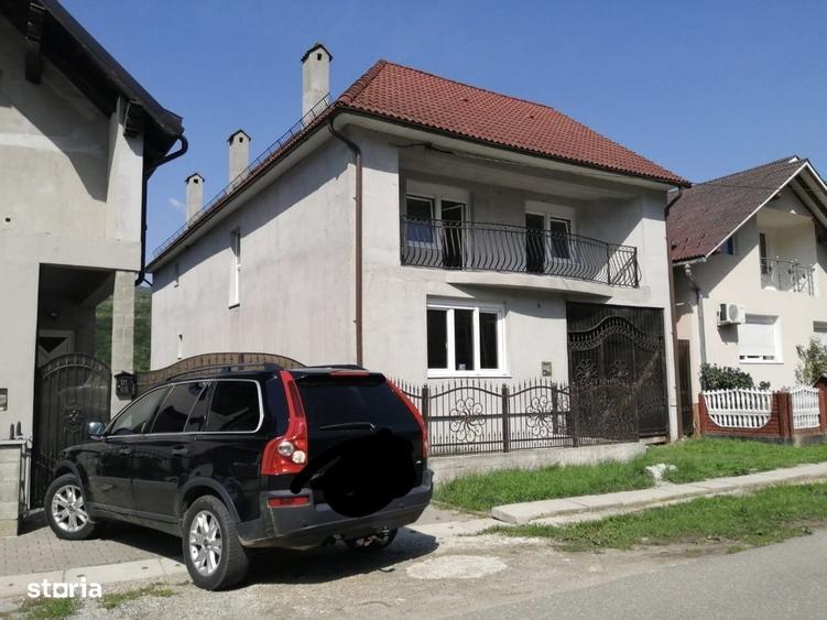 Casă cu 4 camere în Nepos