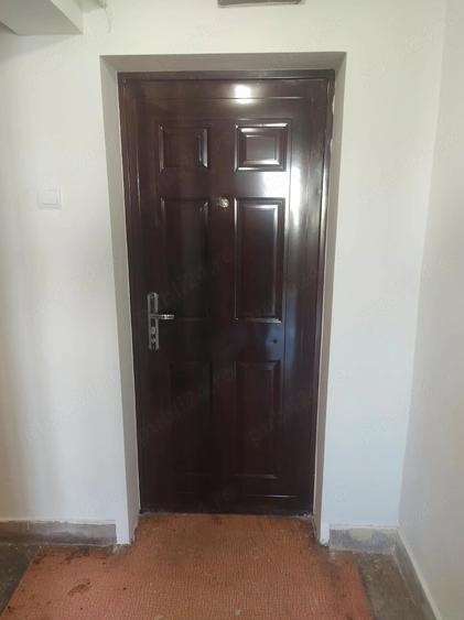 Apartament cu 4 camere nedecomandat în Micro 16
