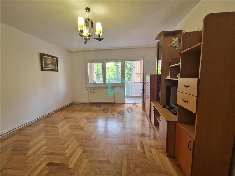 Apartament cu 4 camere decomandat în Noua