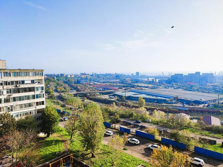 Apartament cu 3 camere semidecomandat, mobilat în Central