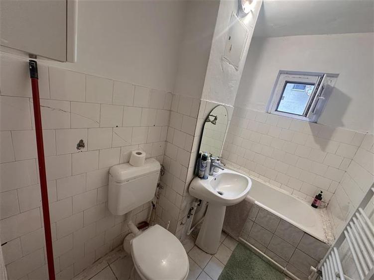 Apartament cu 3 camere semidecomandat, mobilat în Girocului