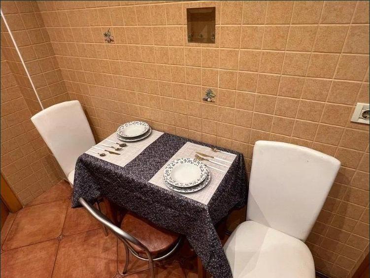 Apartament cu 3 camere semidecomandat, mobilat în Podu Roș