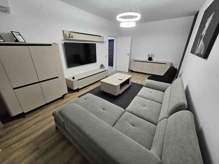 Apartament cu 3 camere semidecomandat, mobilat în Apărătorii Patriei