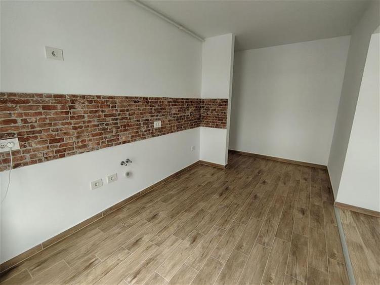 Apartament cu 2 camere decomandat în Tractorul