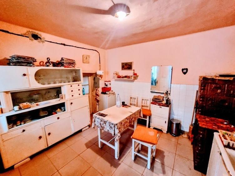 Casă individuală cu 6 camere cu Canalizare în Central