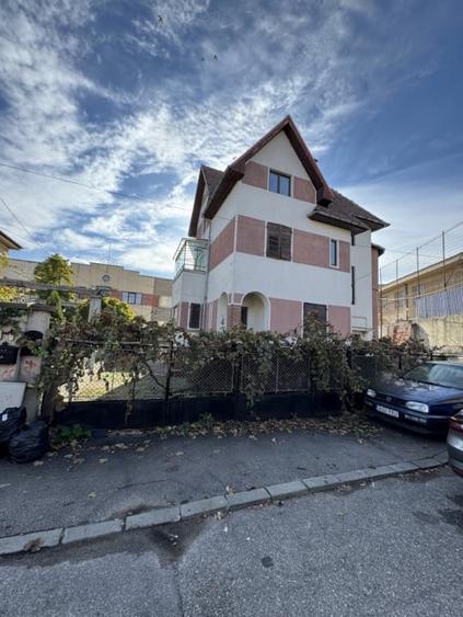 Casă individuală cu 11 camere cu Canalizare în Ultracentral