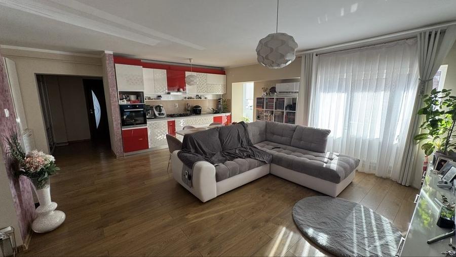 Apartament cu 3 camere decomandat, mobilat în Nicolina