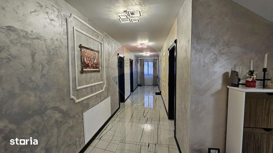 Casă cu 5 camere cu Teren 2500 Mp în Moara