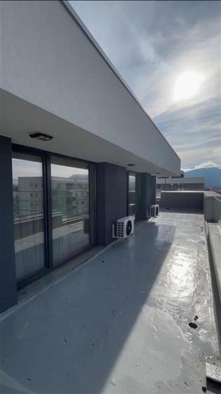 Penthouse cu 3 camere decomandat, mobilat în Tractorul