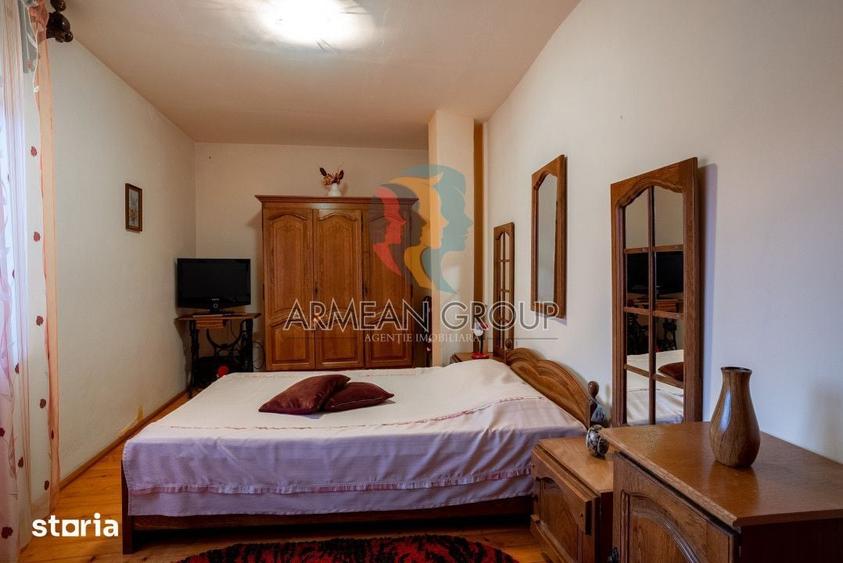 Casă cu 8 camere decomandat cu Teren 660 Mp în Central