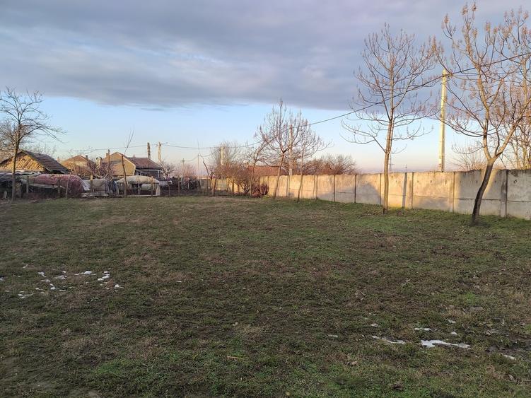 Casă cu 2 camere cu Teren 2200 Mp în Central