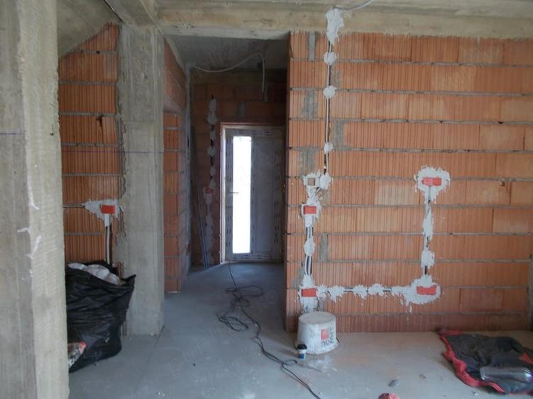 Casă cu 4 camere cu Teren 300 Mp în Dumbrăvița