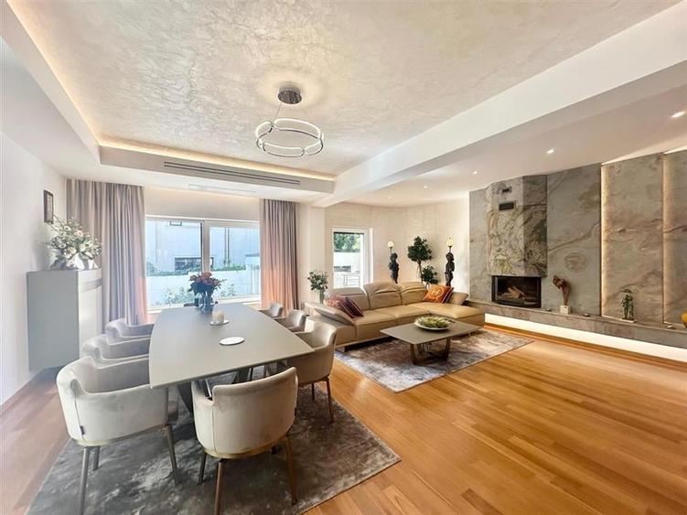 Casă individuală cu 7 camere cu Piscina în Primăverii