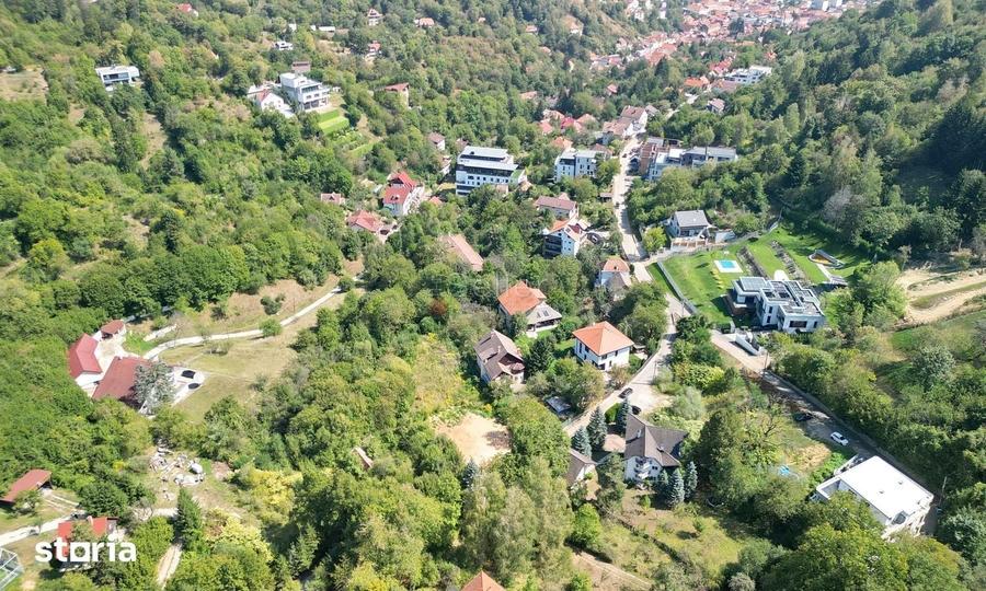 Teren de 2300 mp, în Schei