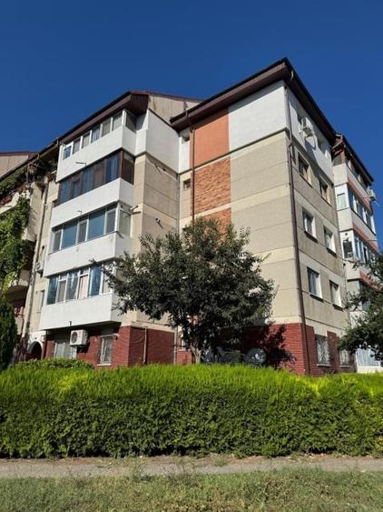 Apartament cu 3 camere decomandat, mobilat în Faleza Nord