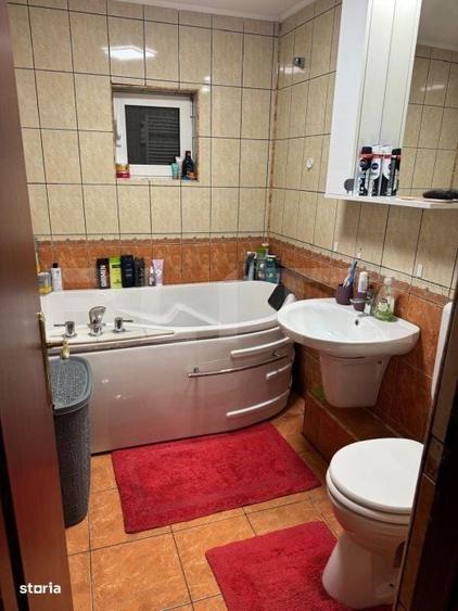 Apartament cu 3 camere semidecomandat în Obcini