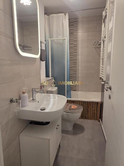 Apartament cu 3 camere semidecomandat, mobilat în Lujerului