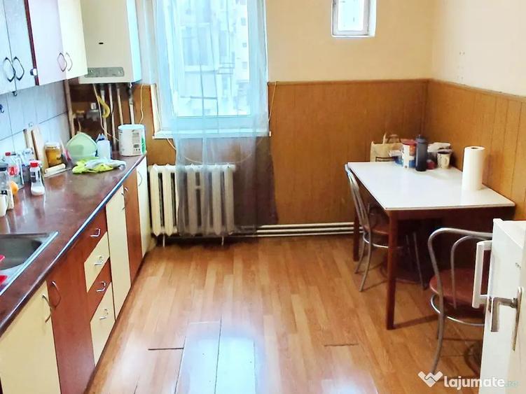 Apartament cu 4 camere decomandat în Ștrand