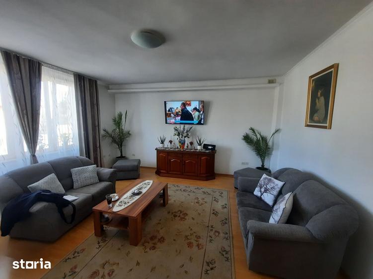 Casă cu 5 camere cu Teren 675 Mp în Burdea
