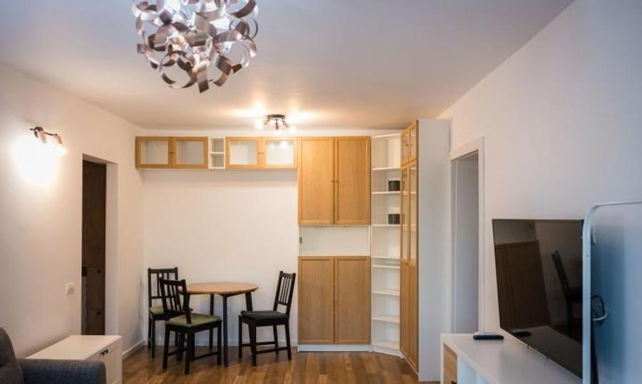 Apartament cu 3 camere semidecomandat, mobilat în Costin Georgian