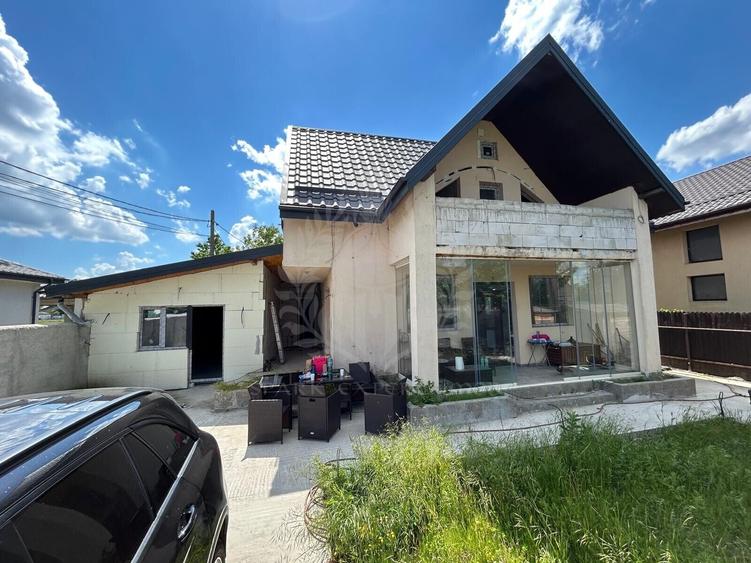 Casă individuală cu 6 camere cu Canalizare în Central