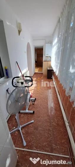 Apartament cu 3 camere decomandat în Nicolina