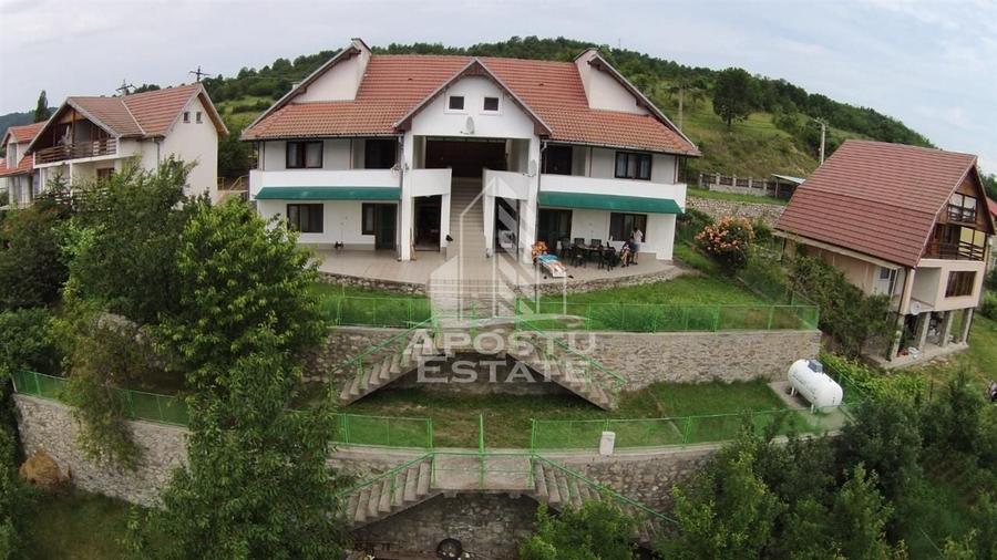 Casă individuală cu 8 camere cu Canalizare în Eșelnița