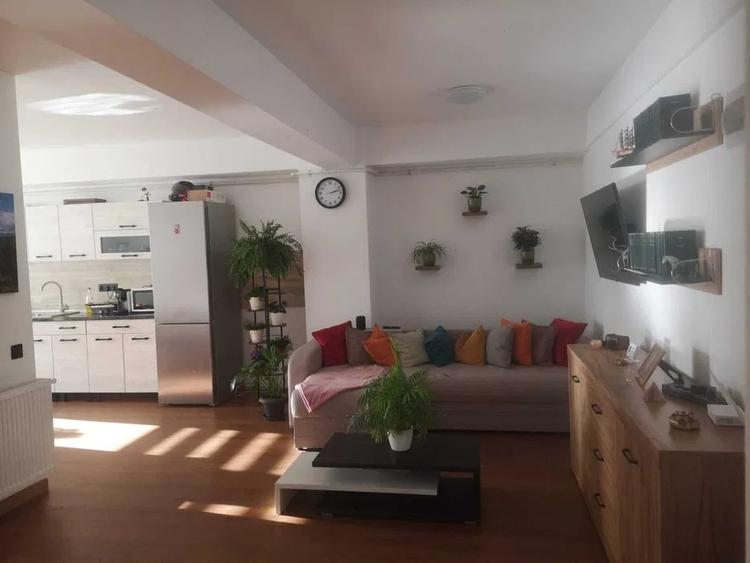 Apartament cu 3 camere semidecomandat, mobilat în Florești