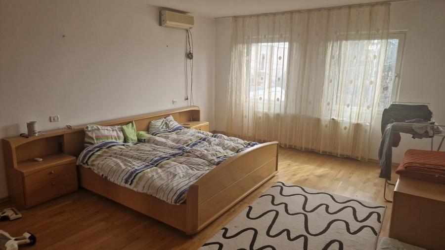 Casă individuală cu 5 camere cu Canalizare în Roșu