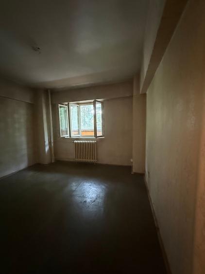 Apartament cu 3 camere semidecomandat în Păcii